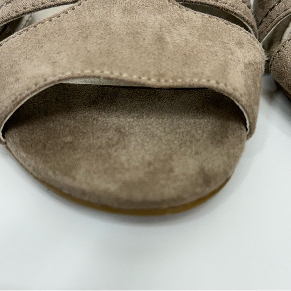 Jaclyn Smith Daphne Khaki Gray Faux Suede Strappy Wedge Heel Sandals Size 6 - Picture 8 of 15